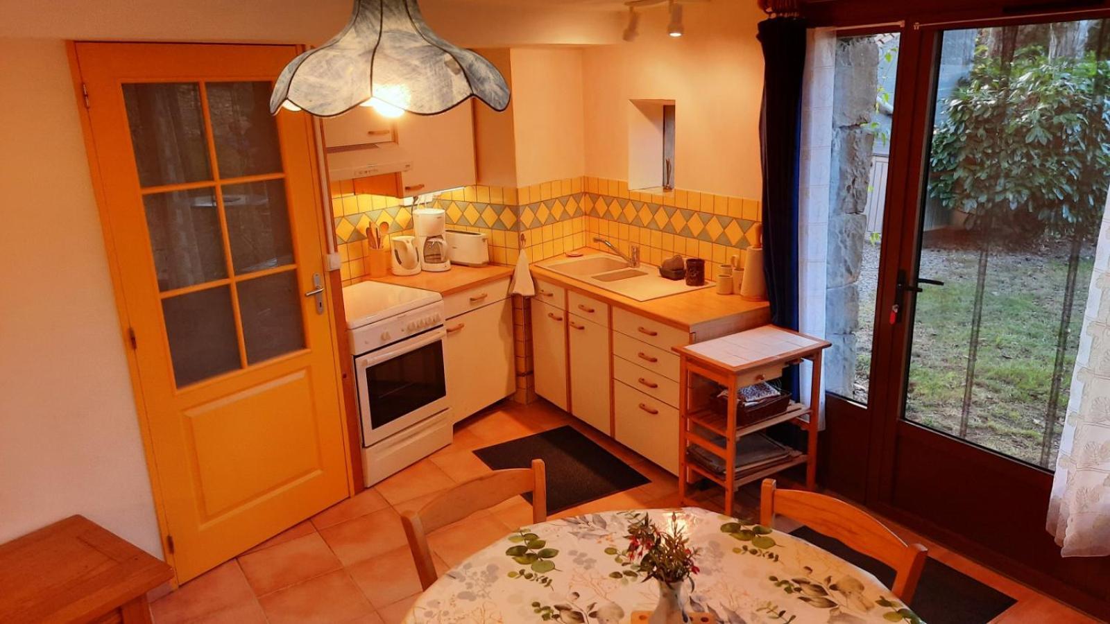 La Petite Maison Dans La Prairie Cassaignes 外观 照片